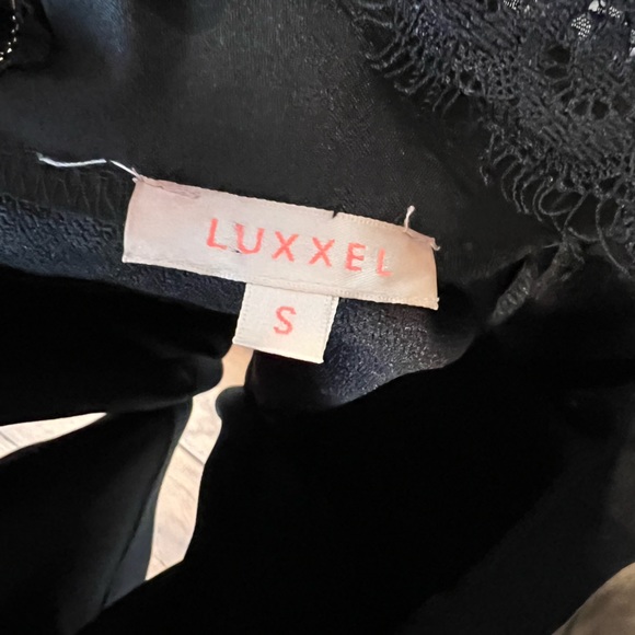 Black lace dress - Picture 2 of 5